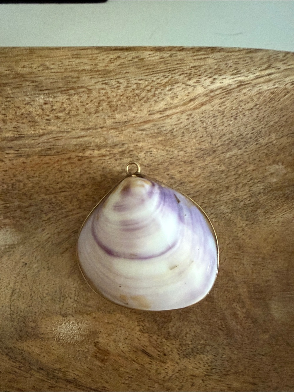 Vintage Coastal Purple and Cream Clam Shell Pendant with Gold Rim